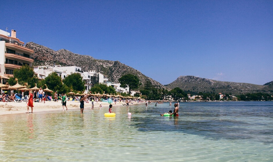 Vue de la plage de Port de Pollença à Majorque.