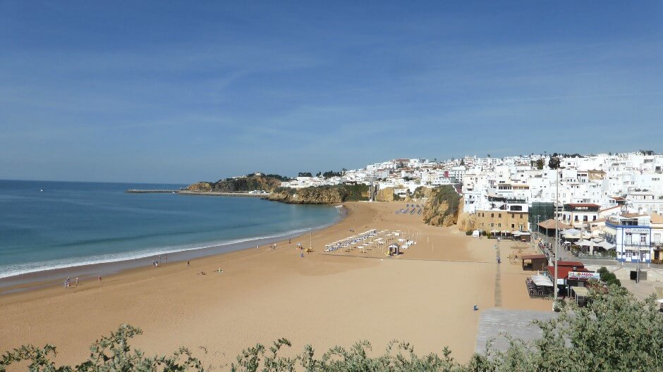 Vue de la plage d'Albufeira en Algarve.