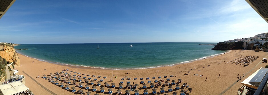 Vue d'une plage en Algarve au Portugal.