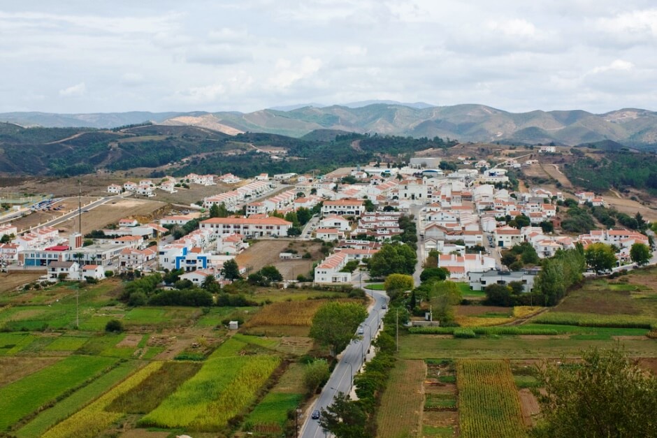 Vue du village d'Aljezur en Algarve.