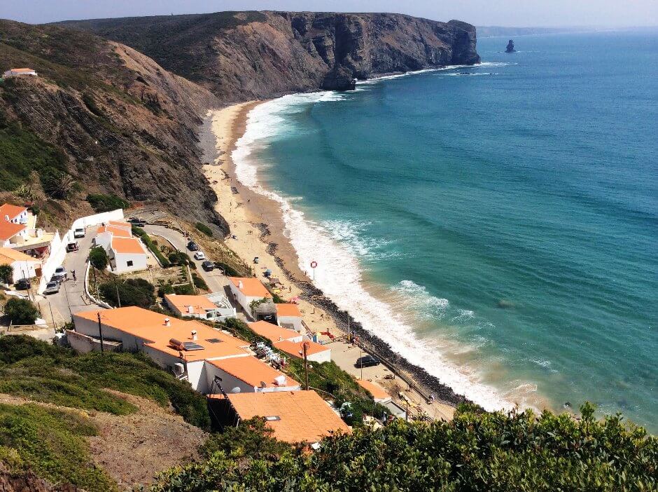 Vue de la plage d'Arrifana au Portugal.