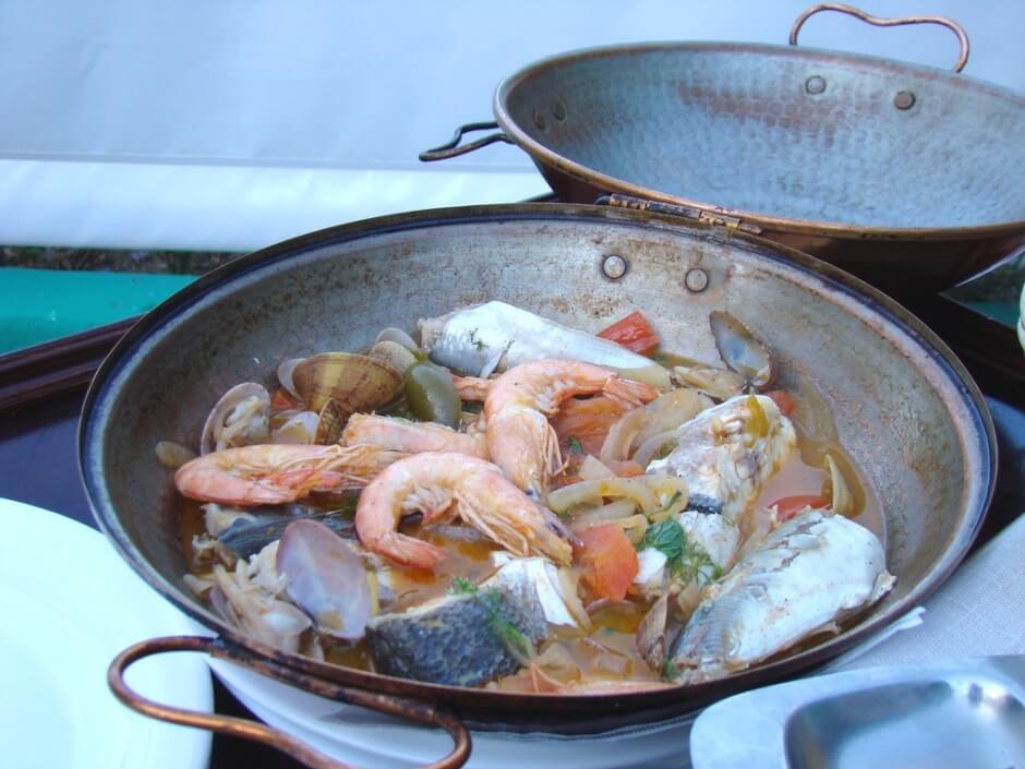 Vue d'une cataplana typique de la gastronomie de l'Algarve.