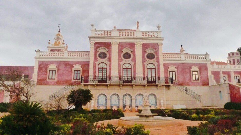 Vue du château d'Estoi au Portugal.