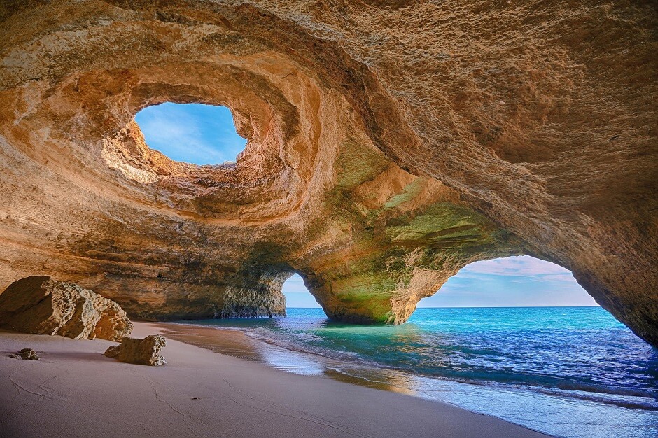 Vue de la grotte marine de Benagil en Algarve.