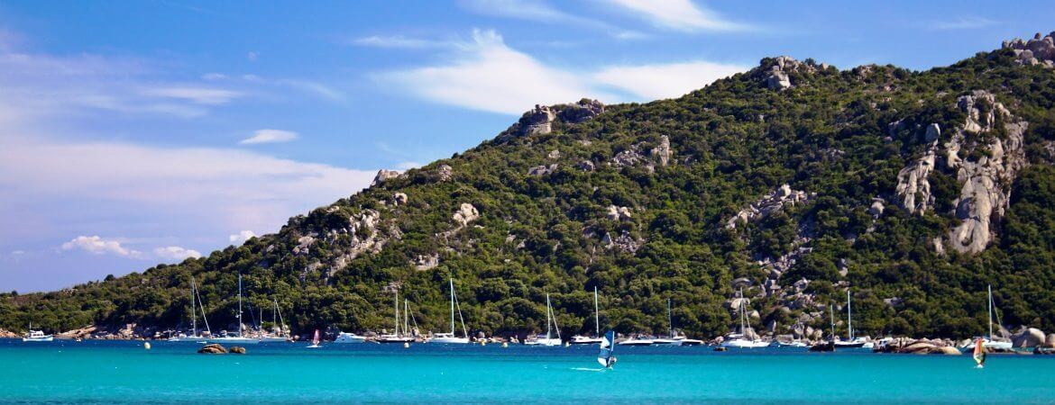 Vue d'une plage en Corse.