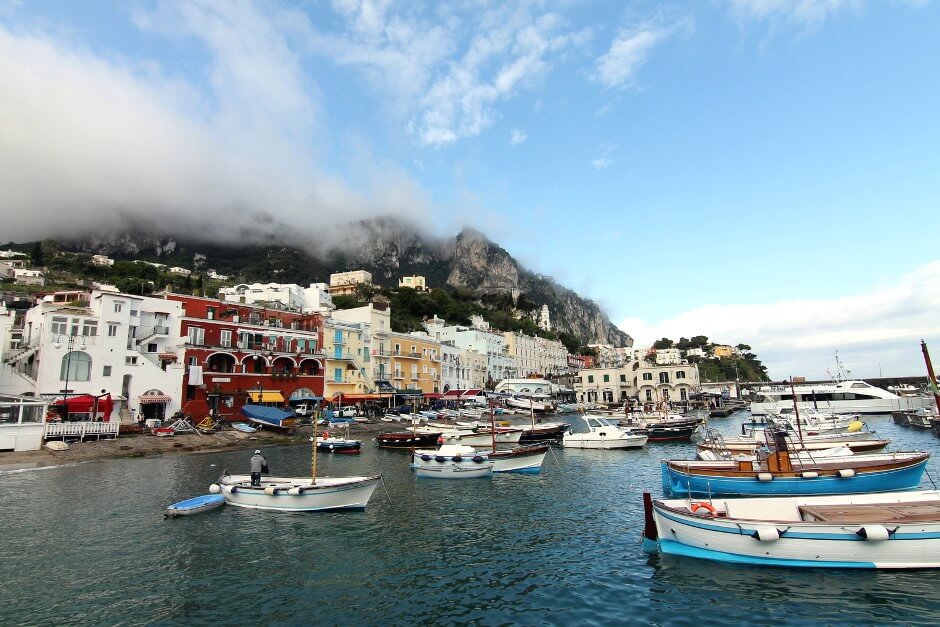 Vue du port de Capri en Italie.