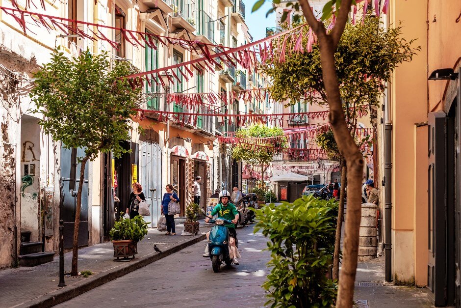 Vue d'une rue de Salerne en Italie.