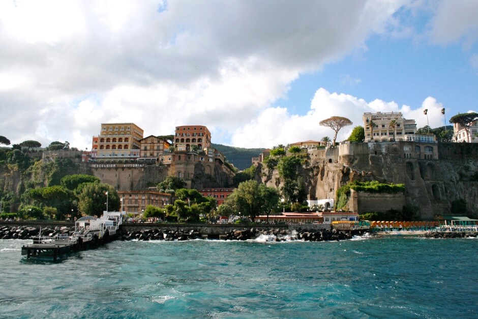 Vue du port et de la ville de Sorrente en Italie.