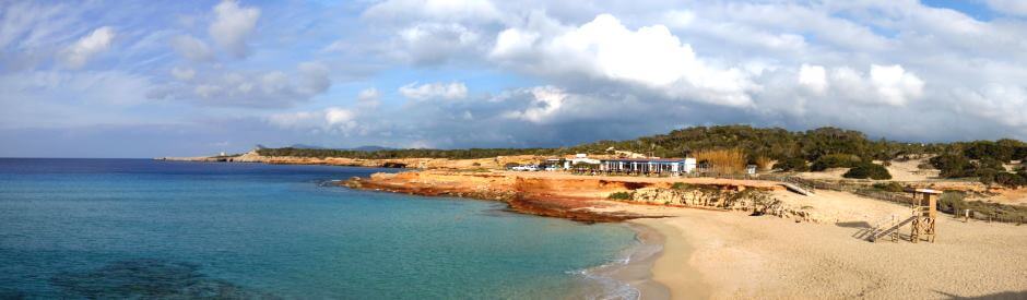 Vue de la plage de Cala Comte à Ibiza.