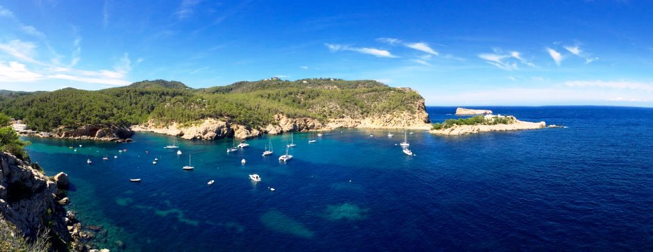 Vue depuis la Cova de Can Marça à Ibiza.