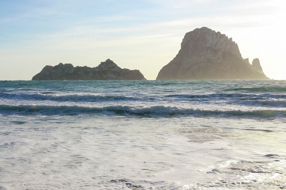 Vue du rocher d'Es Vedra dans la mer, au large d'Ibiza en Espagne.