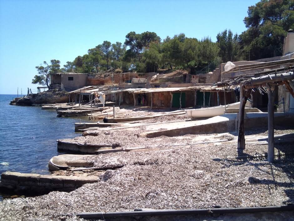 Cabanons de pécheurs au bord de la mer à Ibiza en Espagne.