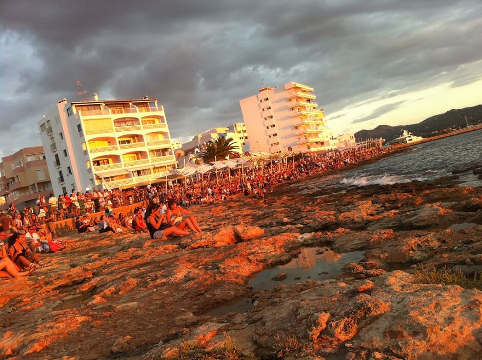 Vue de la plage de Sant Antoni de Portmany à Ibiza.