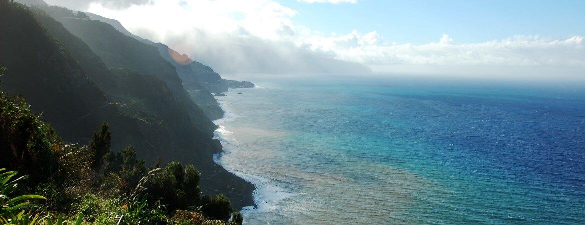 Vue des falaises de l'île de Madère.