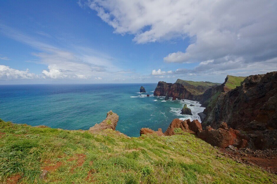 Vue d'un cap et de l'océan sur l'île de Madère.