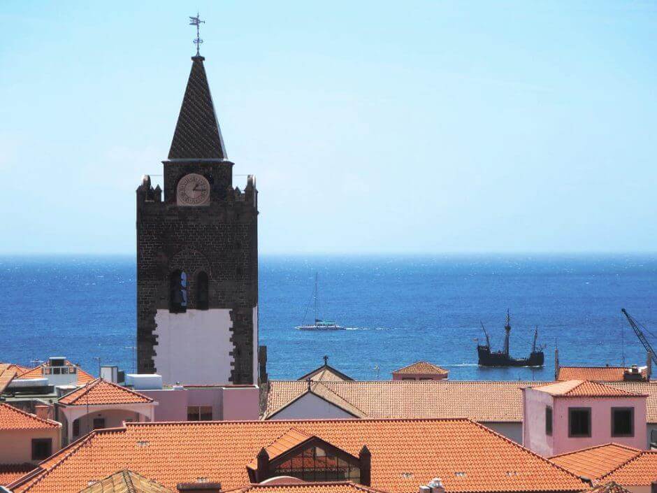 Vue du clocher d'une église de l'île de Madère.