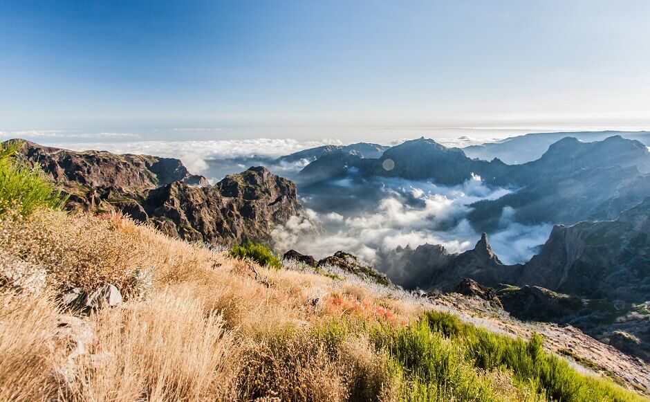 Panorama depuis le sommet d'une montagne à Madère.