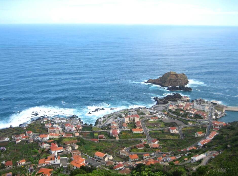 Vue plongeante sur un village et sur l'océan à Madère.