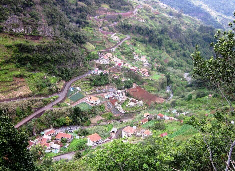 Vue d'un village au cœur de la forêt de Madère.