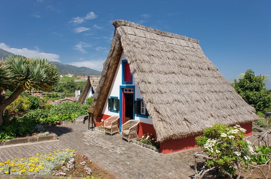 Vue d'une vieille maison à toit de chaume à Madère.