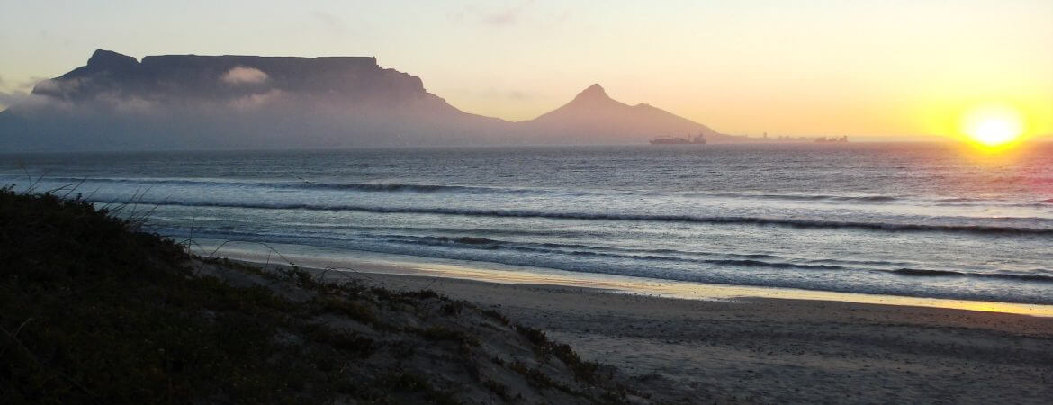 Lever de soleil sur une plage du Cap en Afrique du Sud.