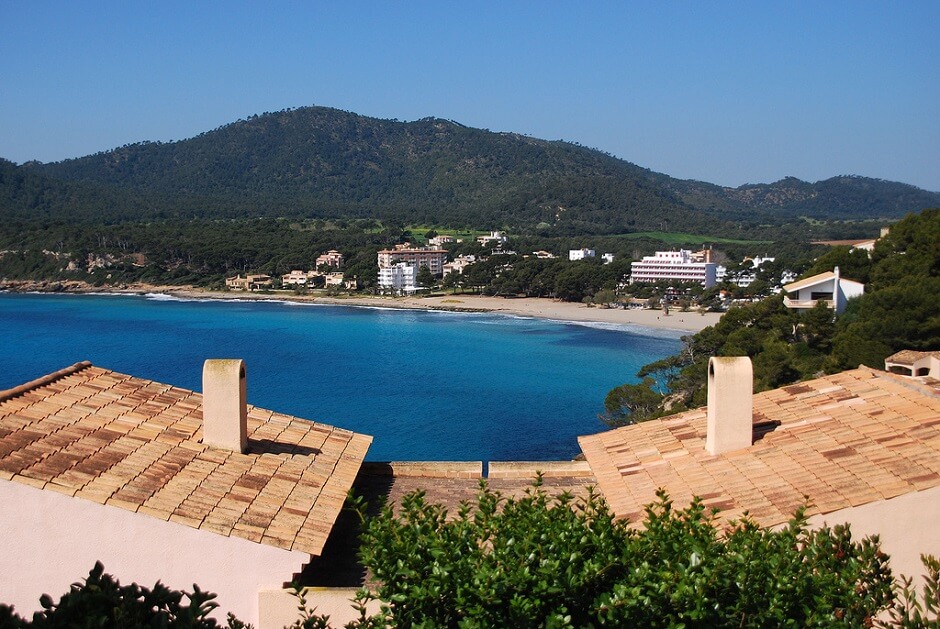 Vue du village et de la plage de Canyamel à Majorque.