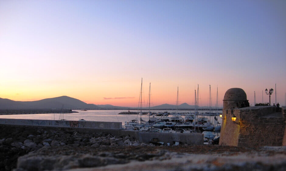 Coucher de soleil sur les remparts d'Alghero en Sardaigne.