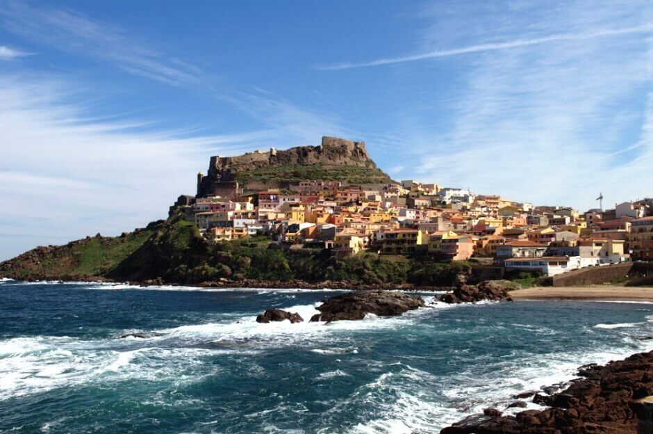 Vue d'une ville sur une colline au bord de la mer, en Sardaigne.