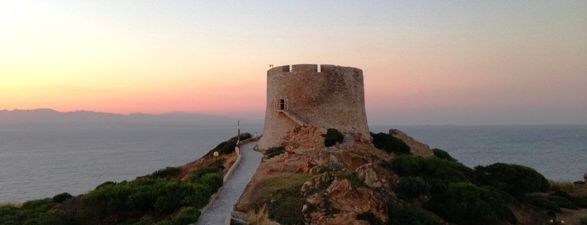 Vue d'une tour en Sardaigne.