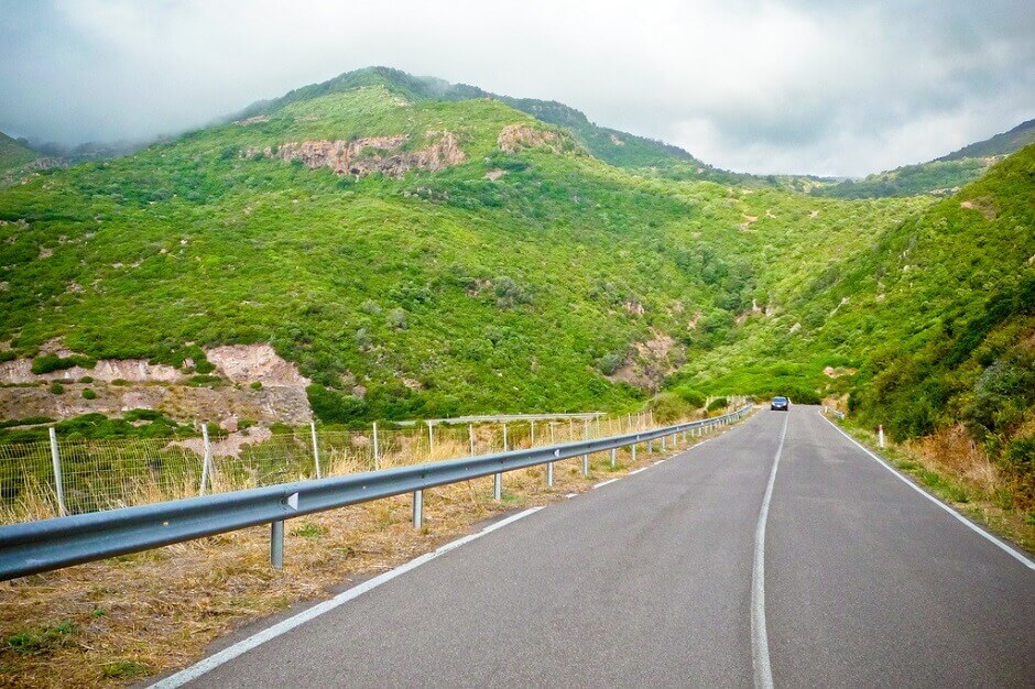 Vue d'une route au pied d'une colline en Sardaigne.