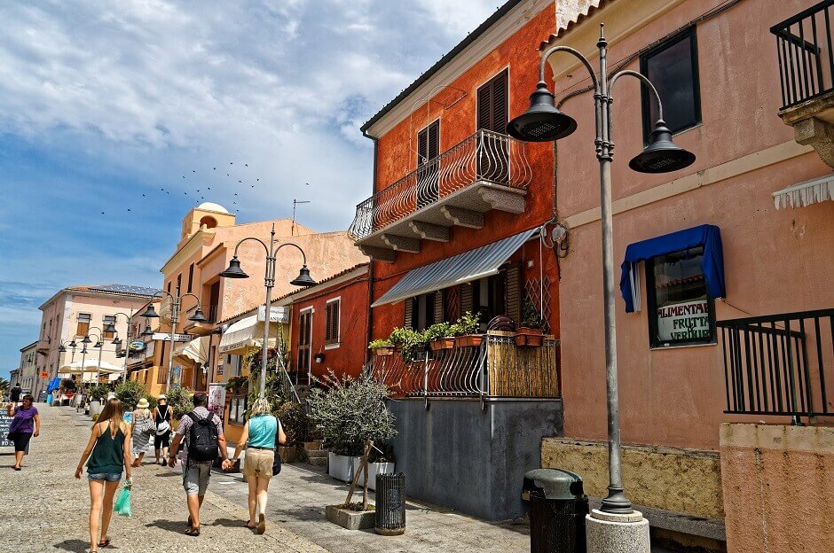 Vue d'une rue aux maisons colorées dans une petite ville de Sardaigne.