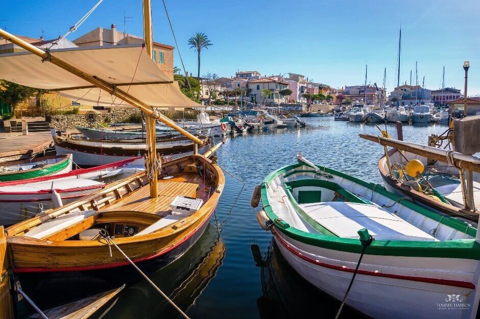 Vue de barques colorées dans un port de Sardaigne.