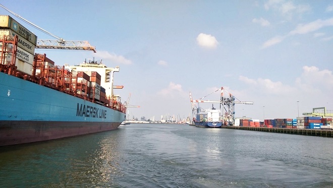Cargos amarrés dans le port de Rotterdam.