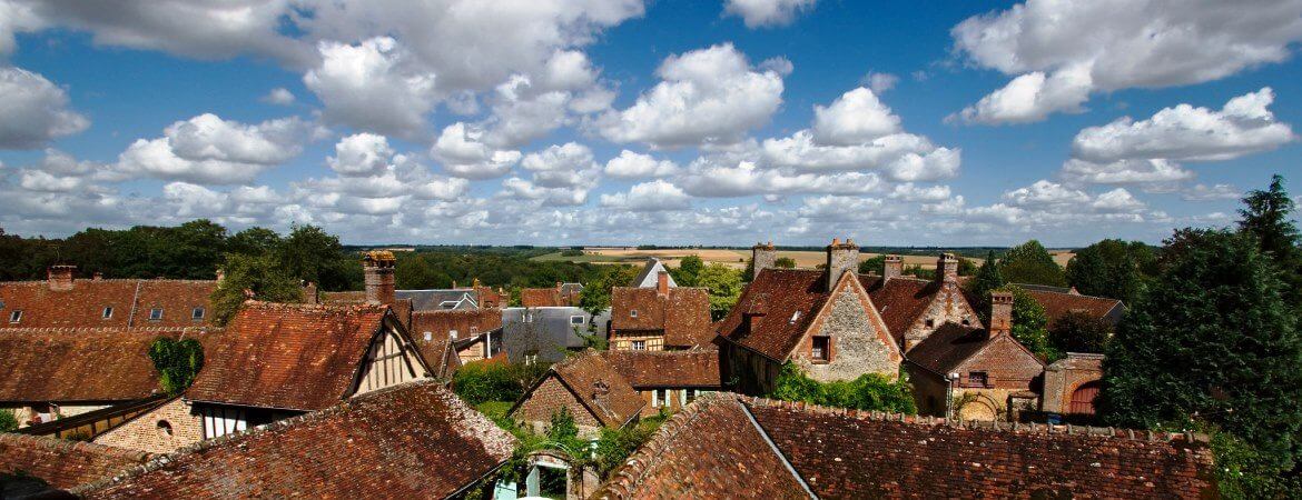 Vue des toits du village de Gerberoy dans l'Oise.