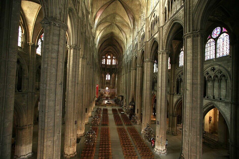 Vue intérieure de la cathédrale de Bourges.