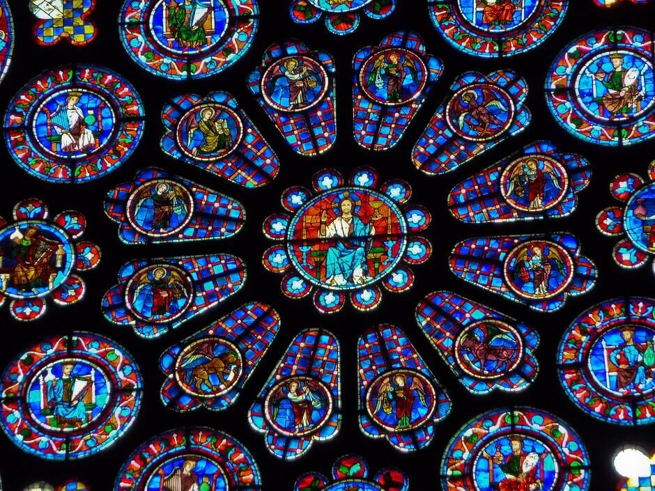 Vue sur les vitraux de la cathédrale de Chartres.