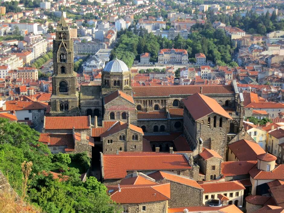 Vue sur la cathédrale du Puy-en-Velay.