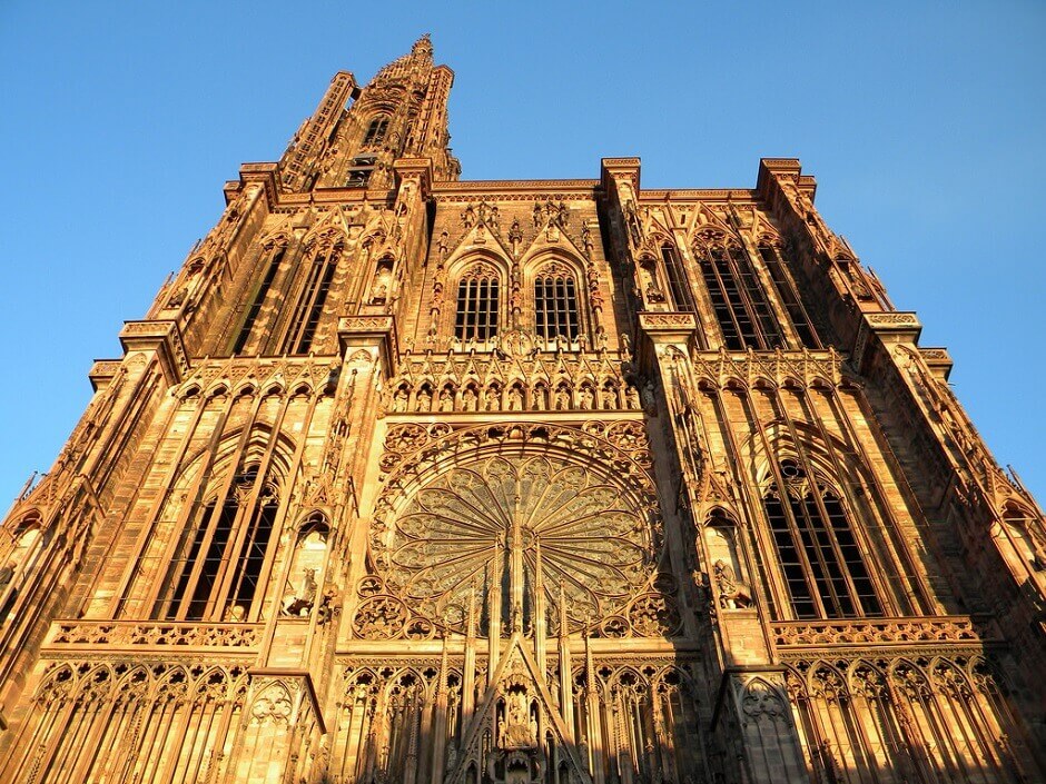 Vue sur la façade de la cathédrale de Strasbourg en Alsace.