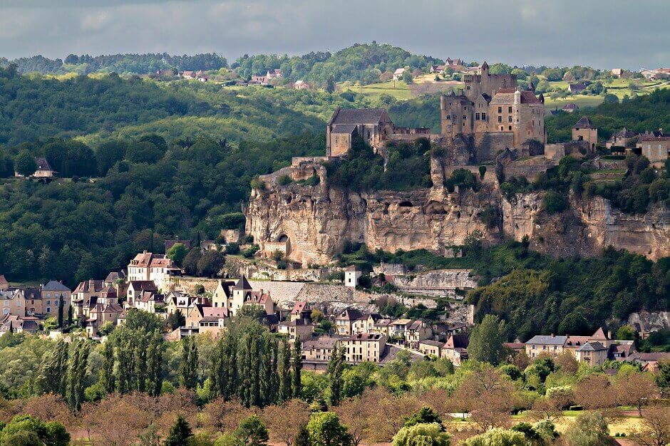 Vue d'un château-fort au sommet d'une falaise.