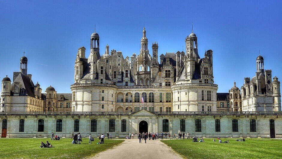 Vue de la façade du château de Chambord.