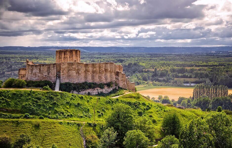 Vue d'un château-fort au sommet d'une colline en Normandie.