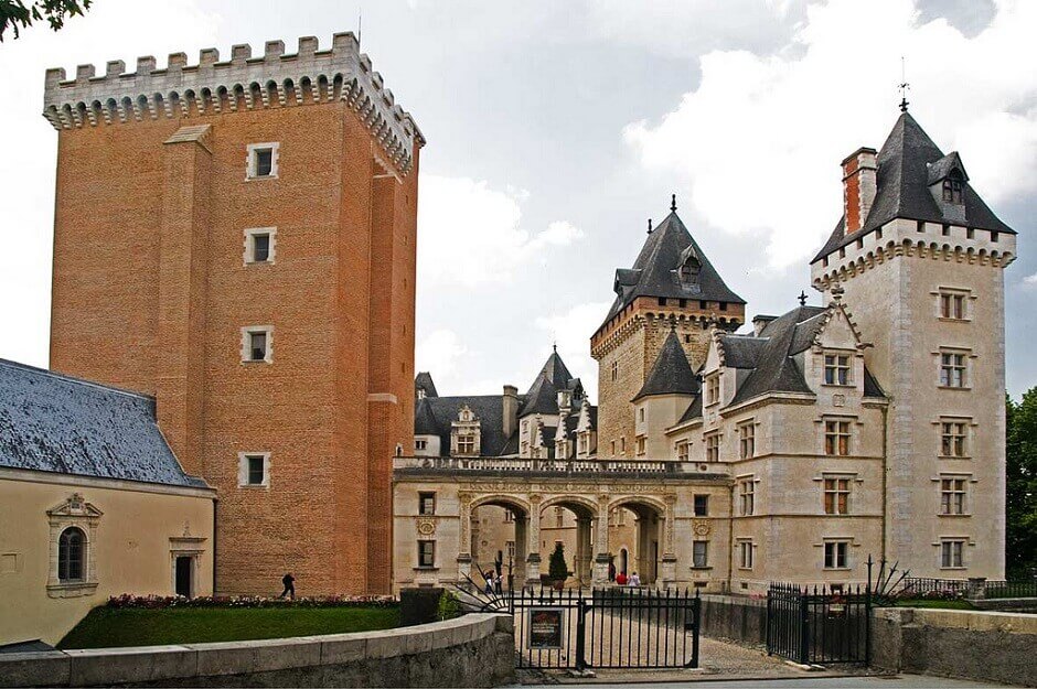 Vue de l'entrée du château de Pau.