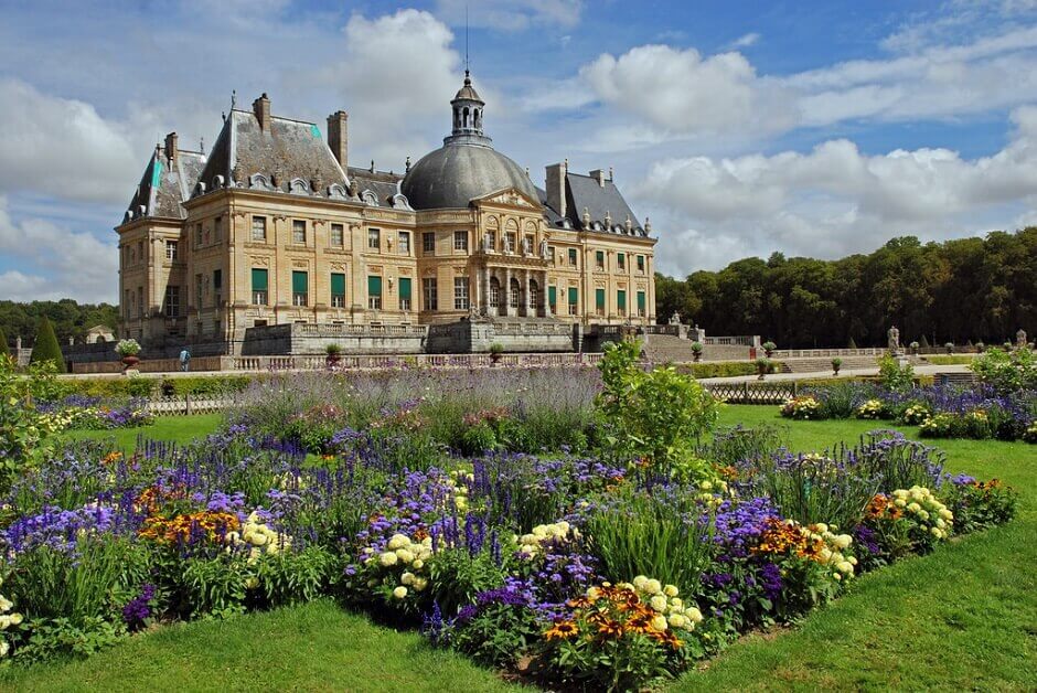 Vue du château de Vaux le Vicomte depuis ses jardins.