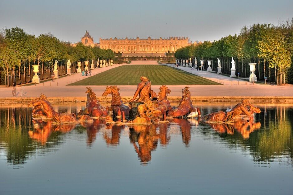 Vue du château de Versailles vu depuis une fontaine du jardin.