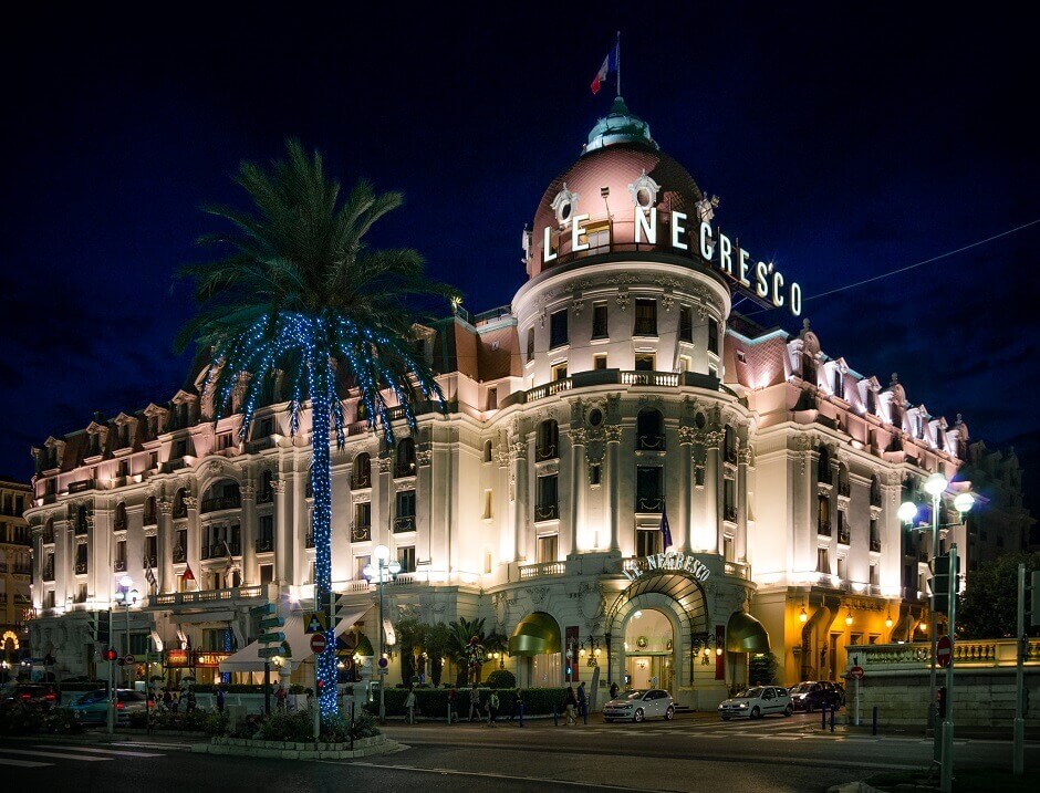 Vue nocturne de la façade de l'hotel Negresco à Nice.