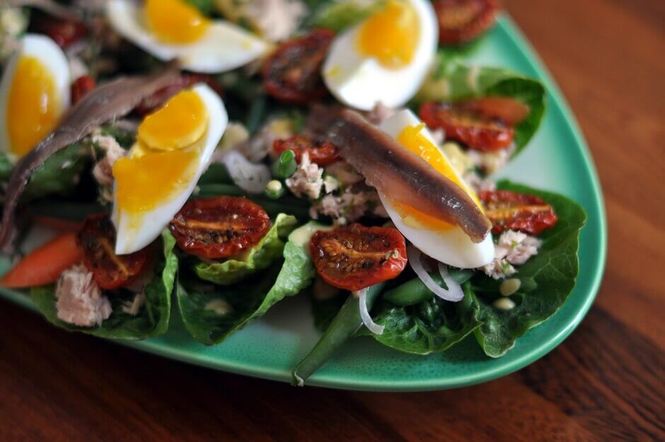 Assiette de salade niçoise dans un restaurant à Nice.