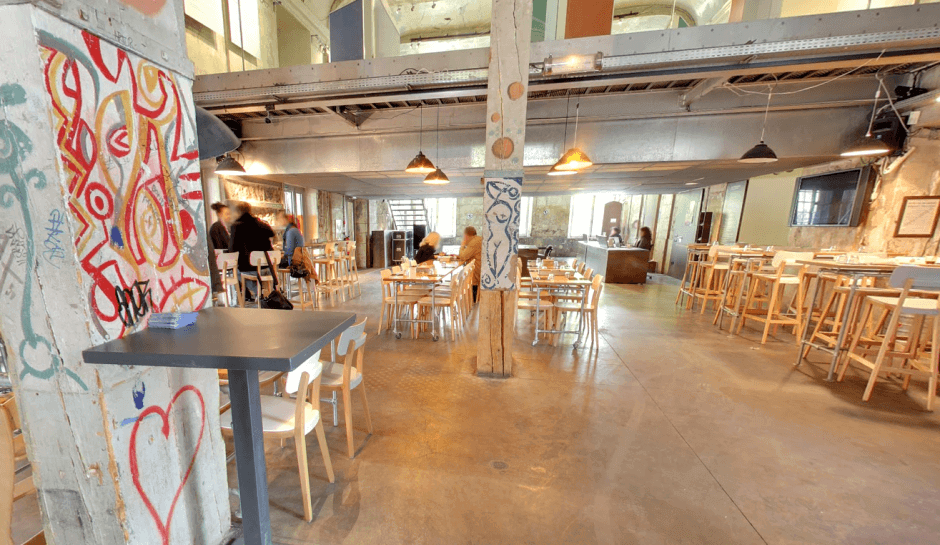 Vue de l'intérieur du Café A à Paris.