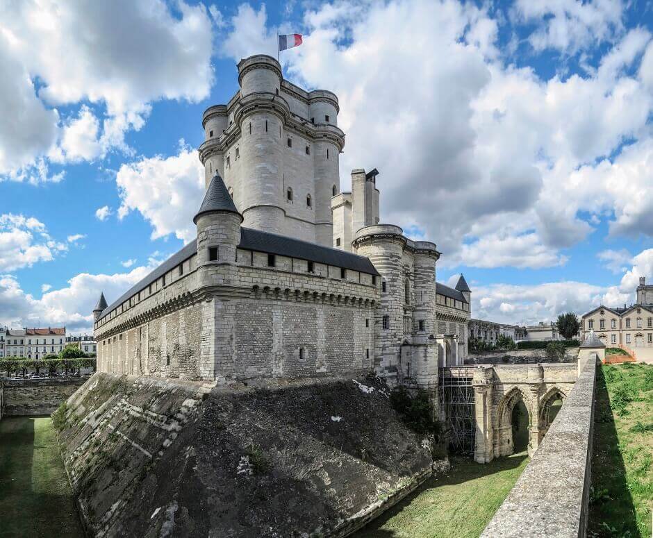 Vue du donjon du château de Vincennes à Paris.