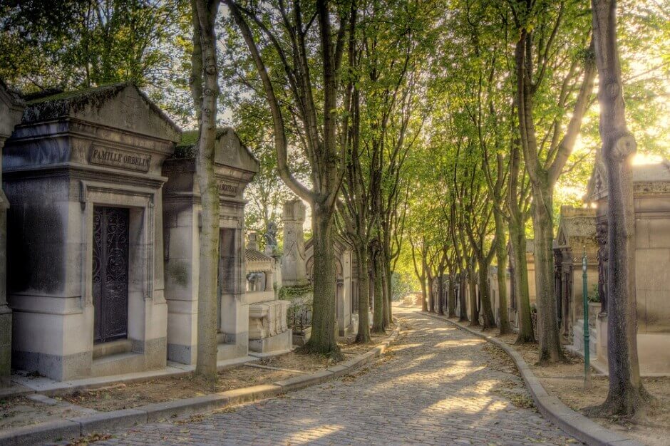 Vue du cimetière d'une allée ombragée du Père-Lachaise à Paris.