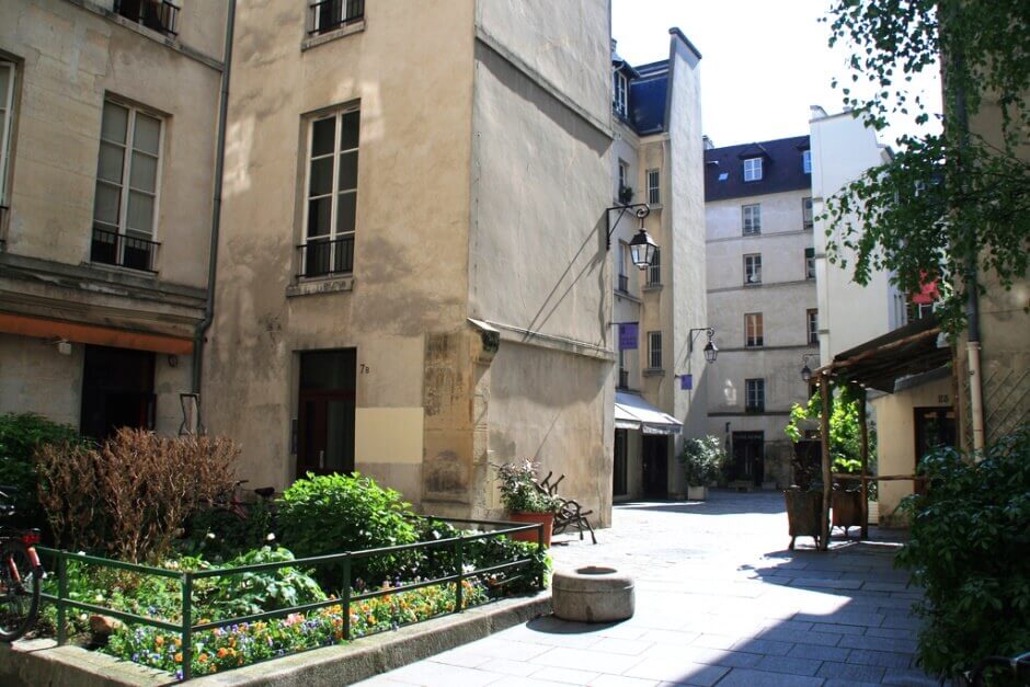 Vue du village Saint-Paul à Paris.